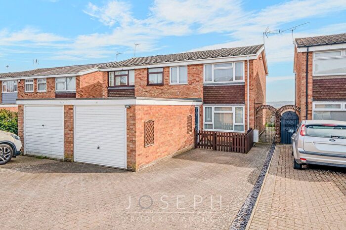 3 Bedroom Semi Detached House For Sale In Hawthorn Drive, Ipswich, IP2