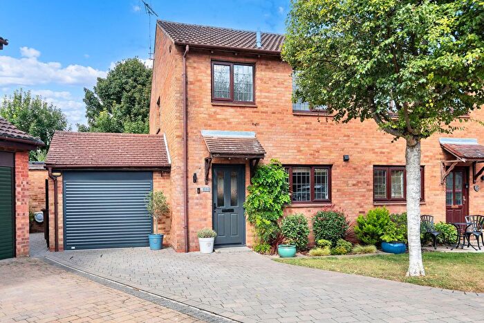 3 Bedroom Semi-Detached House For Sale In Larkins Close, Baldock, SG7