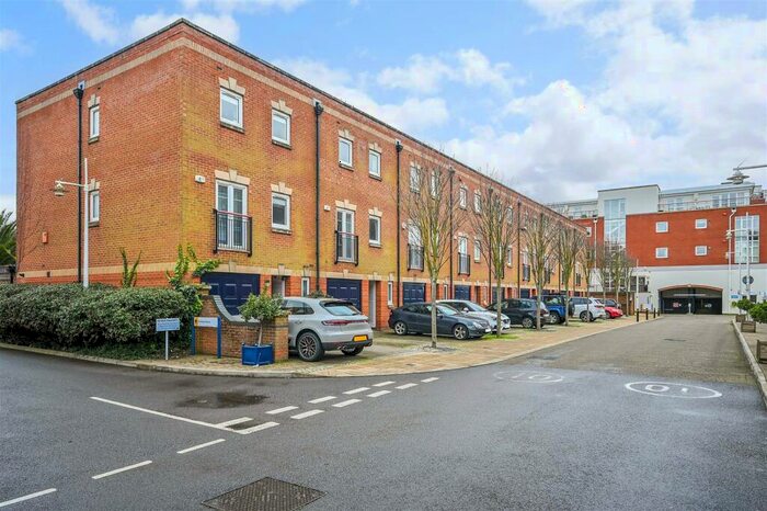 5 Bedroom Town House To Rent In Gunwharf Quays, PO1