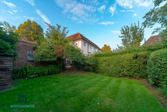 3 Bedroom Maisonette To Rent In Maurice Walk, London, NW11