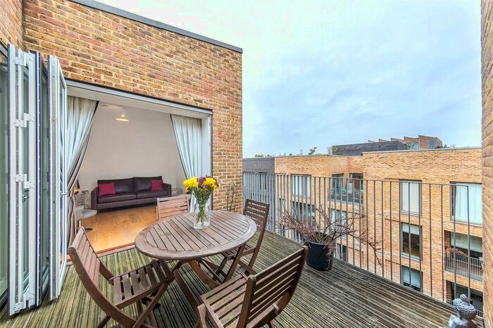 2 Bedroom Flat For Sale In Arbor House, Narrowboat Avenue, Brentford, TW8