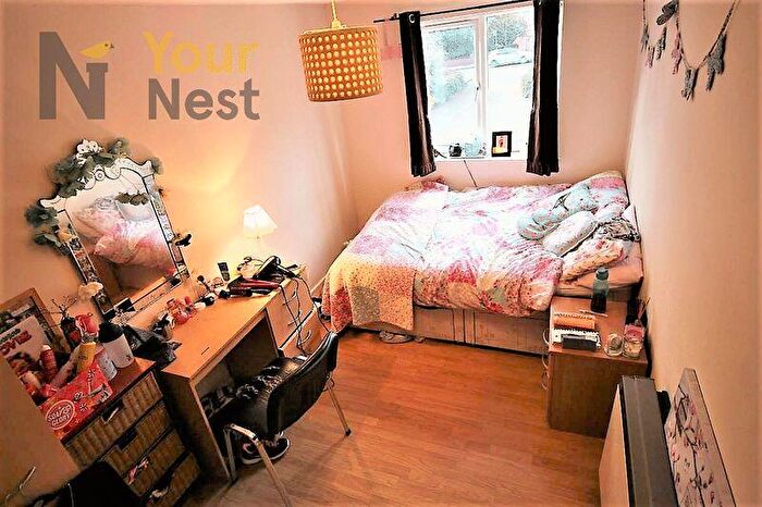 6 Bedroom Apartment To Rent In Flat, Cardigan Road, Hyde Park, LS6