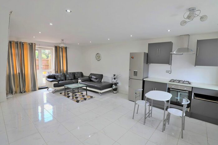 2 Bedroom Maisonette To Rent In Hoskins Close, Hayes, Greater London UB3