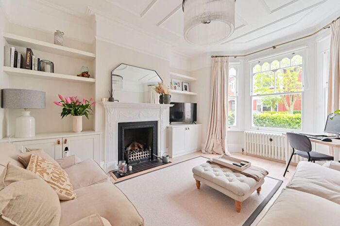 1 Bedroom Flat To Rent In Wakehurst Road, Between The Commons, London, SW11