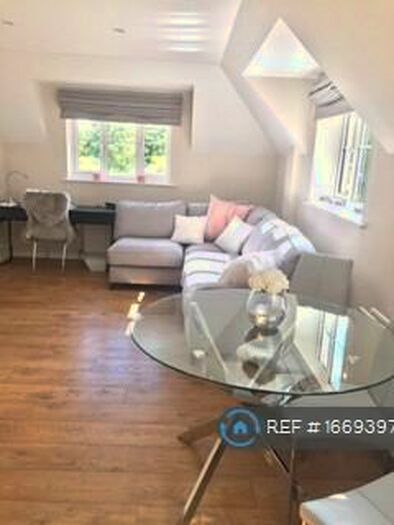 2 Bedroom Flat To Rent In Curo Park, St Albans, AL2