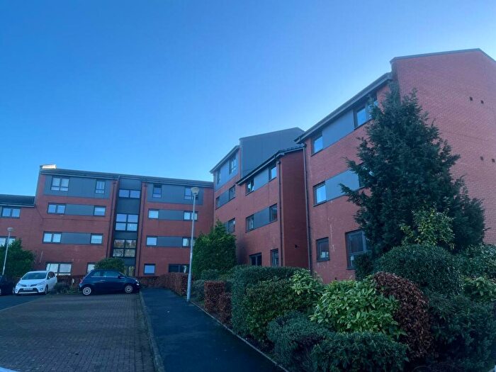 2 Bedroom Flat To Rent In / Muirend Avenue, G44