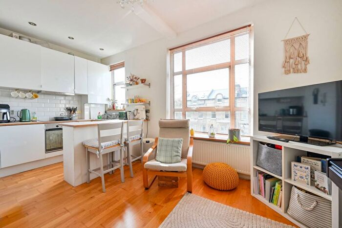 2 Bedroom Flat For Sale In Oxford Road, Ealing Broadway, London, W5