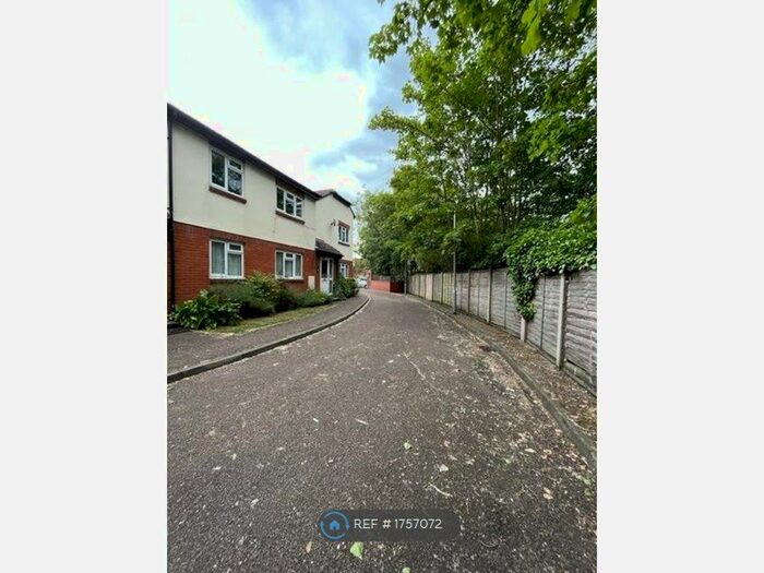 Studio To Rent In Ecclesbourne Close, London, N13