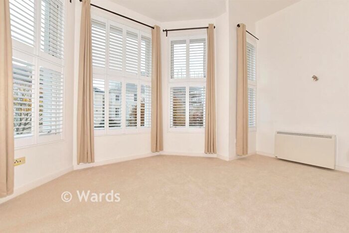 2 Bedroom Apartment For Sale In Clifton Gardens, Folkestone, Kent, CT20
