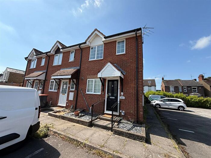 2 Bedroom End Of Terrace House To Rent In Falcon Close, Dunstable, LU6