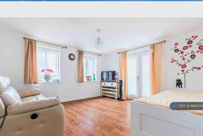 4 Bedroom End Of Terrace House To Rent In Chadwick Road, Langley, SL3