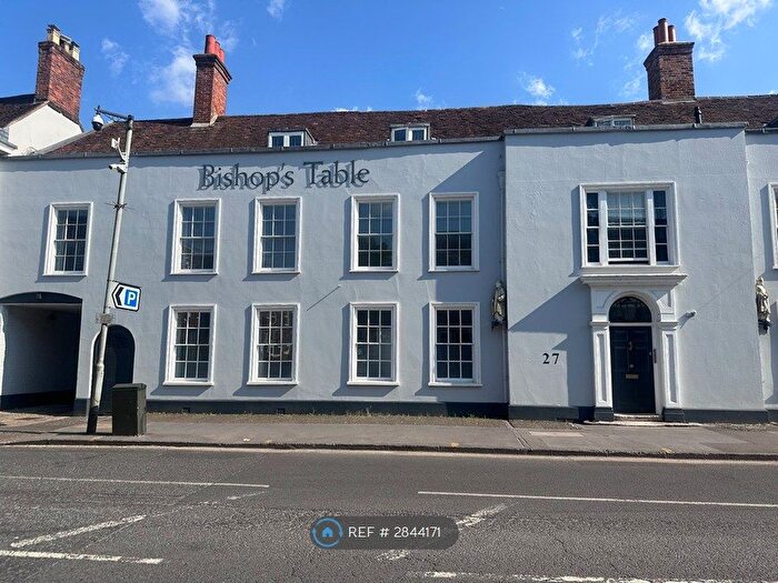 3 Bedroom Flat To Rent In West Street, Surrey, GU9