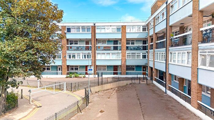3 Bedroom Maisonette For Sale In Portman Place, London, E2