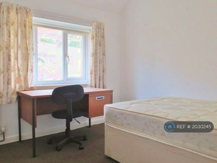 4 Bedroom Semi-Detached House To Rent In Auckland Drive, Brighton, BN2