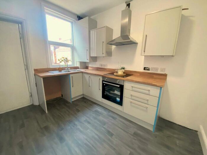 2 Bedroom End Of Terrace House To Rent In Rochdale Road, Royton, OL2