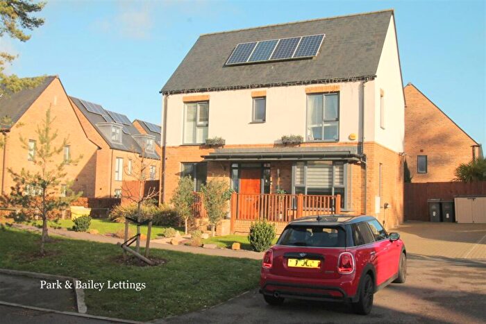 3 Bedroom House To Rent In Bedroom Detached House In Coulsdon, CR5