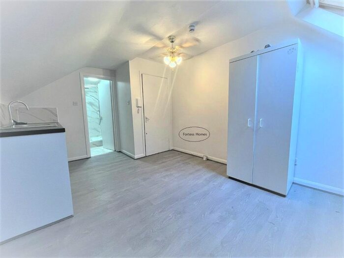 Studio To Rent In Colney Hatch Lane, London, N10