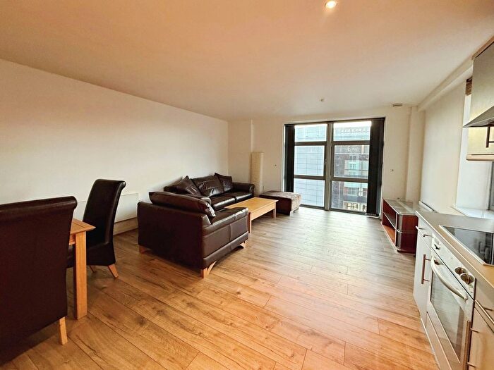 2 Bedroom Flat To Rent In Whitehall Quay, Leeds, West Yorkshire, LS1
