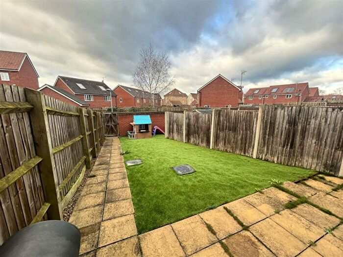 3 Bedroom End Of Terrace House For Sale In Narrowboat Lane, Northampton, NN4