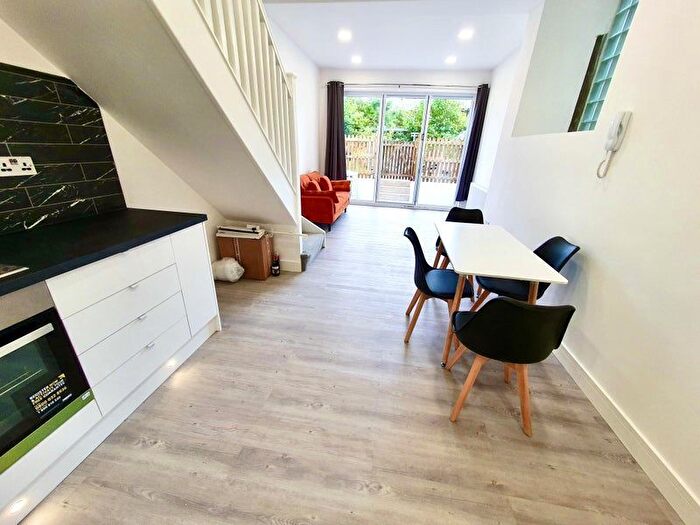 1 Bedroom Flat To Rent In Queens Drive, London, N4