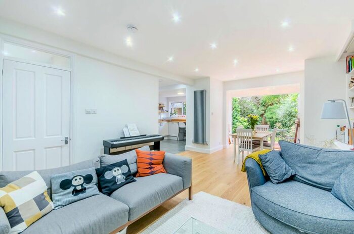 2 Bedroom Flat To Rent In Holmbush Road, Putney, London, SW15