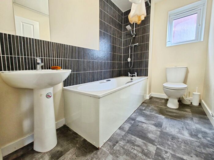 3 Bedroom Semi-Detached House To Rent In Bowbank Close, Oldham, Greater Manchester, OL8