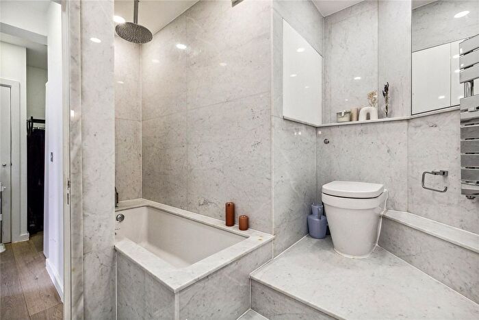2 Bedroom Flat For Sale In Swan Court, Chelsea Manor Street, London, SW3