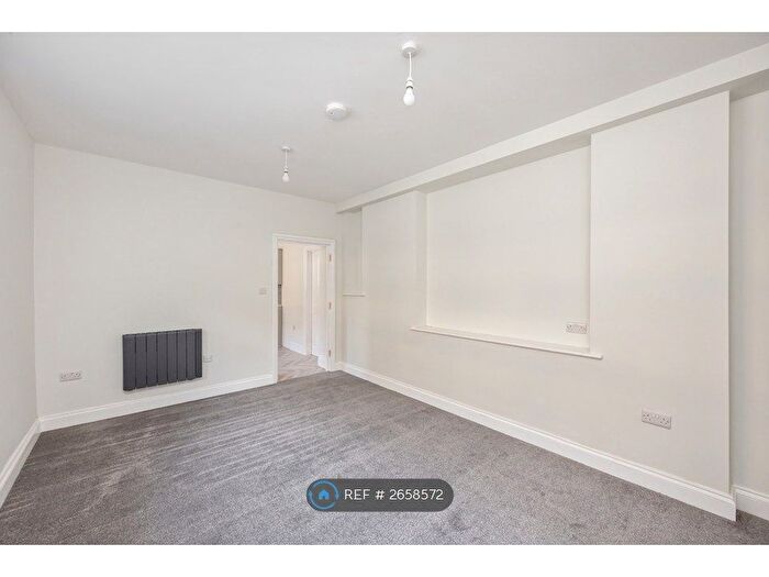 3 Bedroom Flat To Rent In West Street, Brighton, BN1