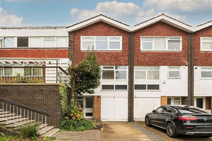 4 Bedroom Semi-Detached House To Rent In Heronsforde, London, W13