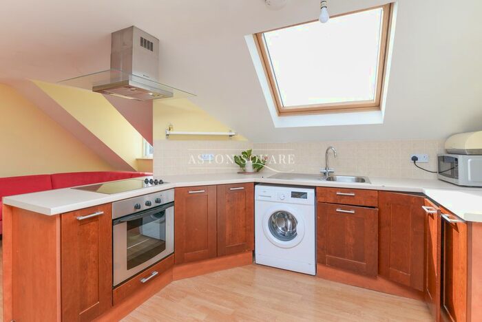 2 Bedroom Flat To Rent In Bromley Hill, Bromley, BR1