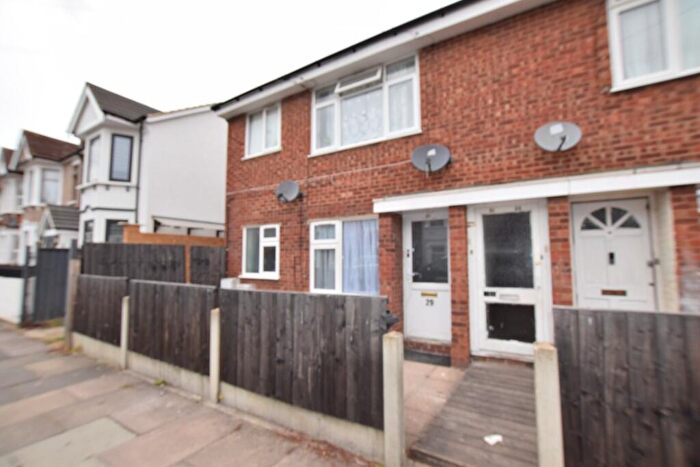 3 Bedroom Flat To Rent In Claremont Gardens, Ilford, London, IG3
