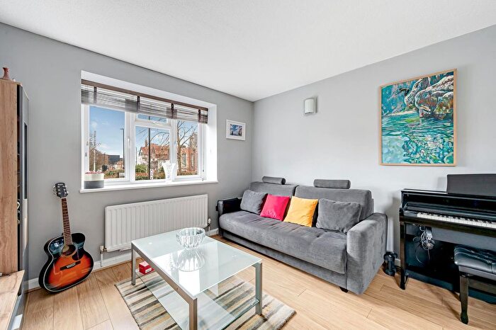1 Bedroom Flat For Sale In Ashleigh Court, Murray Road, Ealing, London, W5