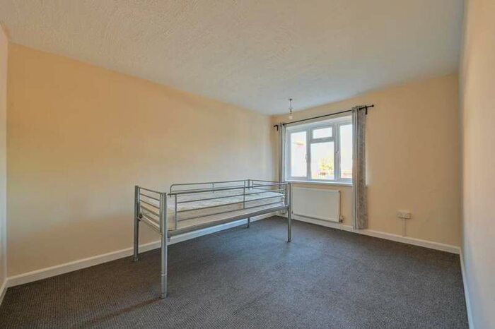 3 Bedroom Flat To Rent In Green Avenue NW7, Mill Hill, NW7