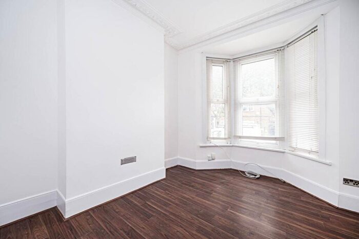 2 Bedroom Flat To Rent In Leslie Road, Leytonstone, London, E11