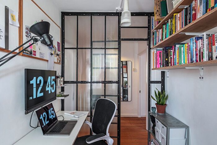 2 Bedroom Flat To Rent In Besford House, London Fields, E2