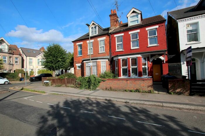 Studio To Rent In Yew Grove, London NW2