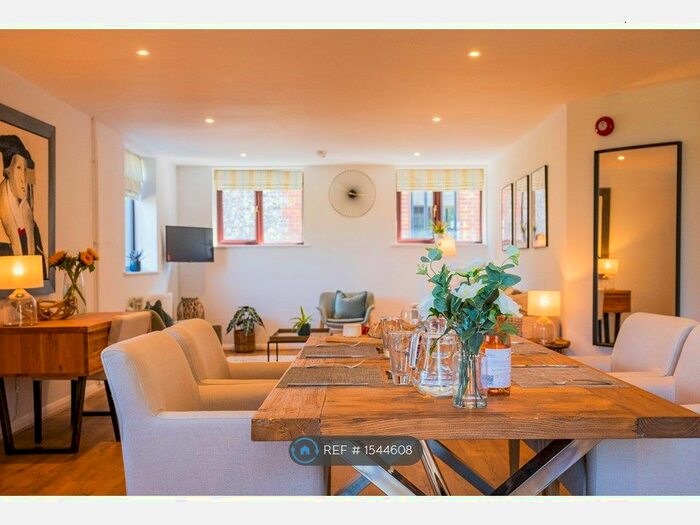 2 Bedroom Flat To Rent In Southend, Southend, Henley-On-Thames, RG9