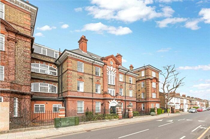 2 Bedroom Flat For Sale In Garratt Lane, London, SW18