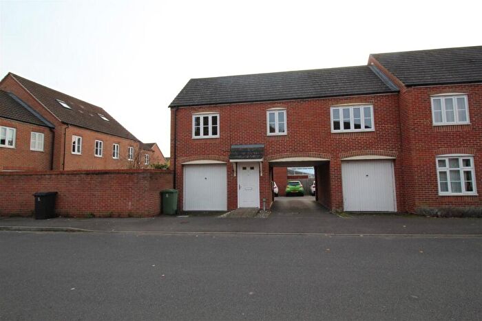 2 Bedroom Flat To Rent In Beckett Gardens, Bramley, RG26