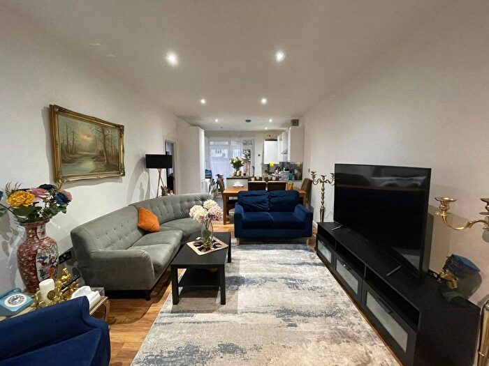 3 Bedroom Flat To Rent In Hayes Crescent, London, NW11