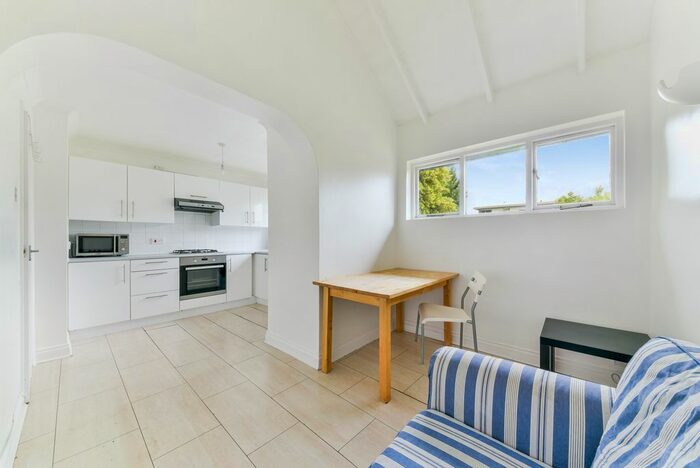 2 Bedroom Flat To Rent In Kings Avenue, London, SW4