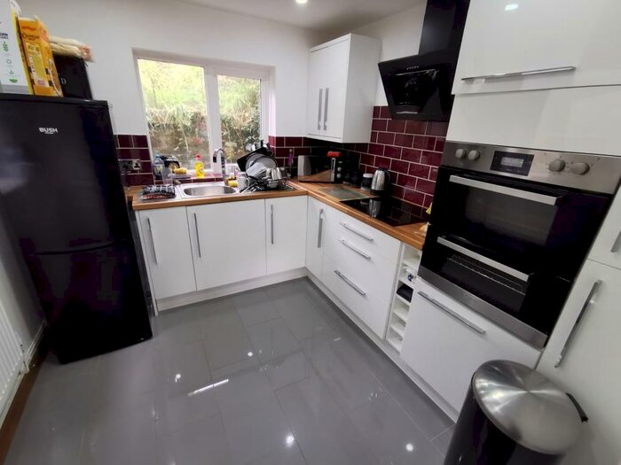 3 Bedroom Terraced House To Rent In Middle Road, Cwmbwrla, SA5