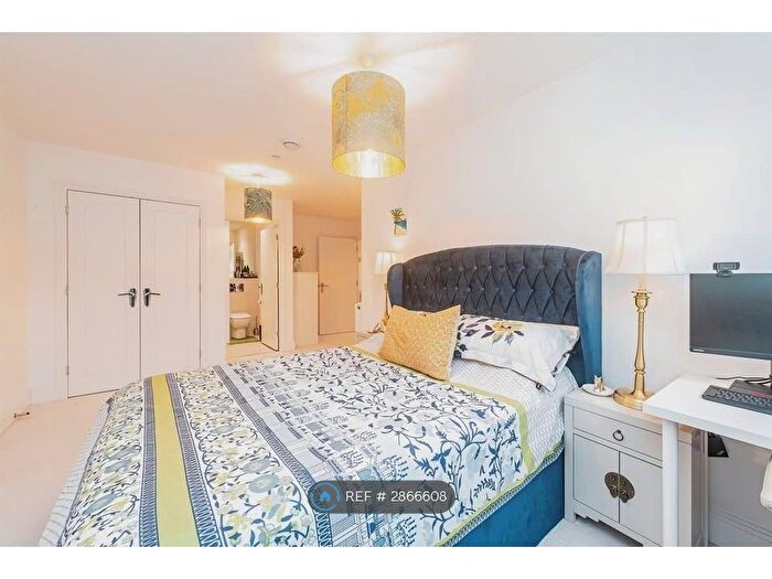 2 Bedroom Flat To Rent In Durrington Tower, London, SW8