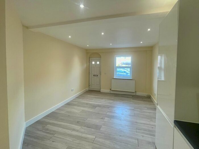 3 Bedroom Maisonette To Rent In Old Lodge Lane, Purley, Surrey, CR8