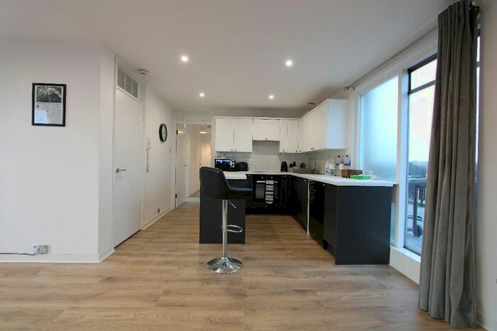 3 Bedroom Flat To Rent In Lansdowne Road, London, SW20