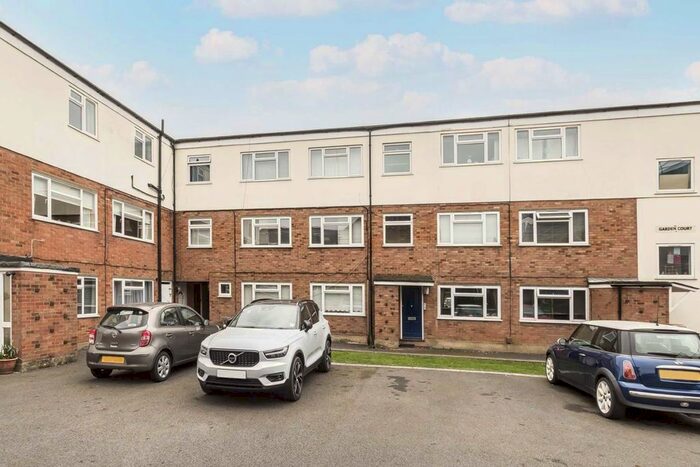 2 Bedroom Maisonette To Rent In Stanton Road, London, SW20