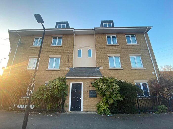 2 Bedroom Apartment To Rent In Slough, Berkshire, SL2