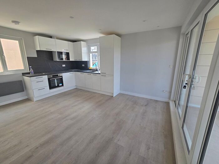 3 Bedroom Flat To Rent In London Road, Mitcham, CR4