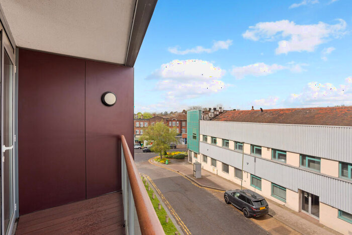 2 Bedroom Flat For Sale In Flower Lane, London, NW7