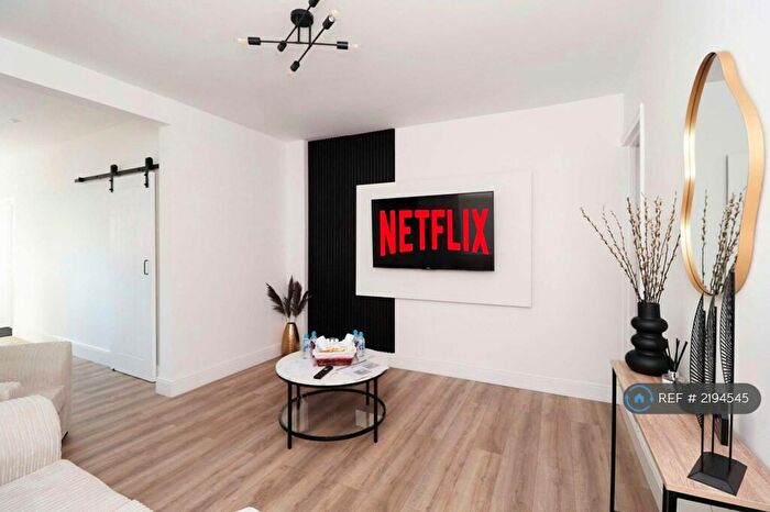 3 Bedroom End Of Terrace House To Rent In Newcombe Road Flexible Renting & Short Lets, Northampton, NN5